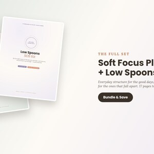 Könnte beinhalten: Ein digitales Planer-Set mit zwei weißen Dokumentenhüllen mit den Titeln Soft Focus Planner und Low Spoons SOS Kit. Der Text lautet The Full Set Soft Focus Planner + Low Spoons SOS Kit, Everyday structure for the good days, and a gentle safety net for the ones that fall apart. 17 pages total. Bundle & Save.