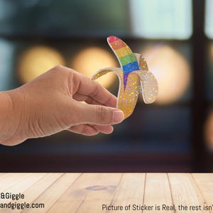 Rainbow Peeling Banana 2,28 "x 3" Vinyl klarer oder weißer Hintergrund und klarer oder holografischer Overlay - Männlich, Gay, Pride, Regenbogen, Kerl, Junge