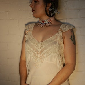M-L 30's/40's Bias Cut Rayon Lace Gown image 4