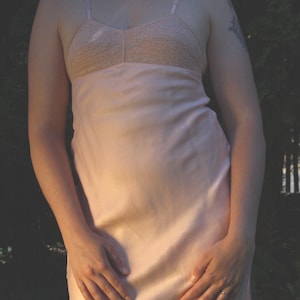 XS/S-Peachy Bias Cut slip w/ structured Bust--Please read item description before purchasing for details, measurements, and return policy!