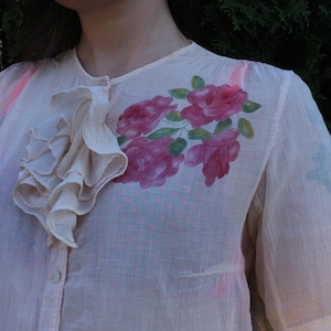 XS-M—1940’s Pale Pink Jabot blouse w/roses--Please read item description before purchasing for details, measurements, and return policy!
