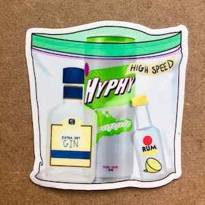 以下が含まれることがあります： ジッパー付きの透明なビニール袋の中に、ジン、グレープフルーツ味の「HypHy」エナジードリンク、そして小さなラム酒のボトルが入っています。エナジードリンクの缶には「High Speed」と書かれています。