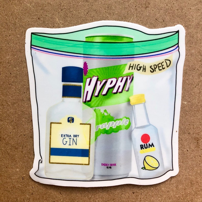 以下が含まれることがあります： ジッパー付きの透明なビニール袋の中に、ジン、グレープフルーツ味の「HypHy」エナジードリンク、そして小さなラム酒のボトルが入っています。エナジードリンクの缶には「High Speed」と書かれています。