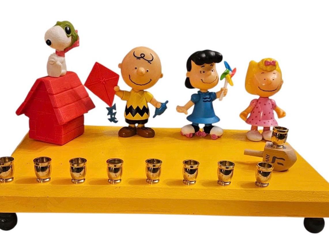 Peanuts Menorah Classic Collectors Charlie Brown Snoopy Lucy