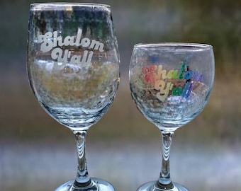 Shalom Y&#39;all etched glass Wine Glass Jewish Judaica rainbow