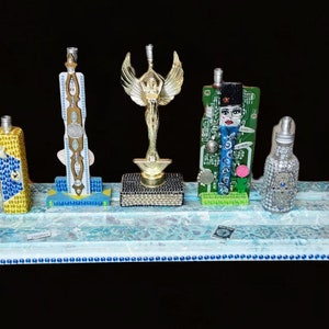 Menorah éclectique recyclée Judaica trophée Hanukkiah troll poupée dreidel carte mère beurre arc-en-ciel louche bling abstrait brillant