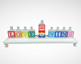 El amor gana Menorah SEGUNDOS Rainbow Baby Block Bloques de madera reutilizados, Igualdad LGBTQ queer lesbiana transgénero judío Hanukkah
