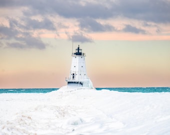 Blanco invernal y turquesa / Faro de Ludington / Fotografía de Michigan / Olas / Ludington / Lago Michigan / Lienzo / Impresión en metal