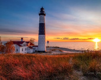 Resplandor del atardecer carmesí / Faro Big Sable / Puesta de sol / Fotografía de Michigan / Lienzo / Impresión en metal / Arte de pared