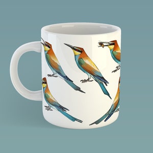 Op de afbeelding: Witte keramische mok met een herhalend patroon van kleurrijke vogels. De vogels zijn blauw, groen, oranje en bruin met zwarte ogen.