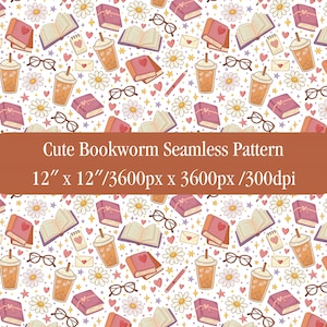 Peut inclure: Un motif répétitif illustrant des livres, des cafés glacés, des lunettes, des marguerites, des cœurs et des étoiles sur fond blanc. Un bandeau marron affiche le texte : Cute Bookworm Seamless Pattern 12" x 12"/3600px x 3600px /300dpi.