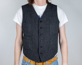 Vintage Johnson Woolen Mills Carbón Gris Herringbone Tweed Lana Caza Chaleco Tamaño Mediano a Grande