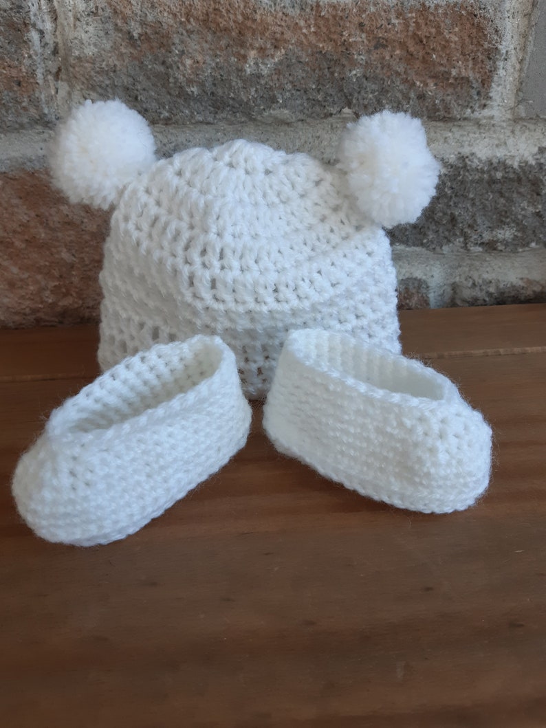 newborn gift baby gift set Baby hat and booties baby pompom hat crochet hat white hat and booties handmade gift crochet booties