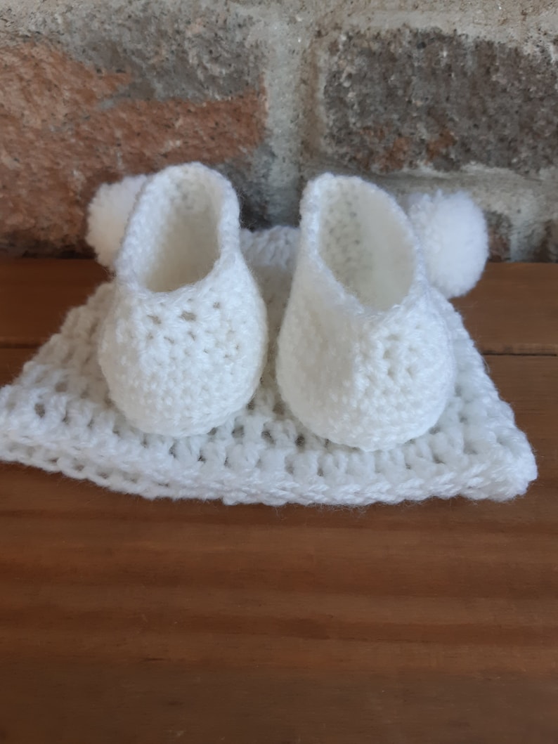 newborn gift baby gift set Baby hat and booties baby pompom hat crochet hat white hat and booties handmade gift crochet booties
