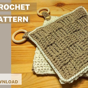 Może przedstawiać: Dwa szydełkowe uchwyty na garnki z drewnianymi kółkami. Uchwyty są brązowe i białe z plecionym wzorem. W obrazie widoczny jest tekst "CROCHET PATTERN PDF DOWNLOAD".