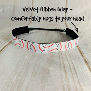 Op de afbeelding: Een wit hoofdband met een zwarte fluwelen lintinleg en een baseballpatroon. Het hoofdband is gemaakt van rekbaar materiaal en heeft een comfortabele pasvorm. "Velvet Ribbon Inlay - comfortably hugs to your head" staat op de afbeelding.