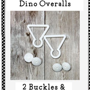 以下が含まれることがあります： オーバーオール用の白いプラスチック製の金具で、バックルが2つとボタンが4つ含まれています。画像には「HARDWARE for Dino Overalls」と「2 Buckles & 4 Buttons」のテキストが印刷されています。