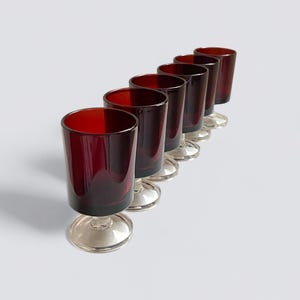6 Vintage Rubinrote Gläser mit kurzem Stiel – Aperitif oder Likörgläser im Retro-Stil