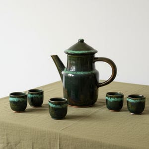 Vintage koffiepot en kopjes, likeurset