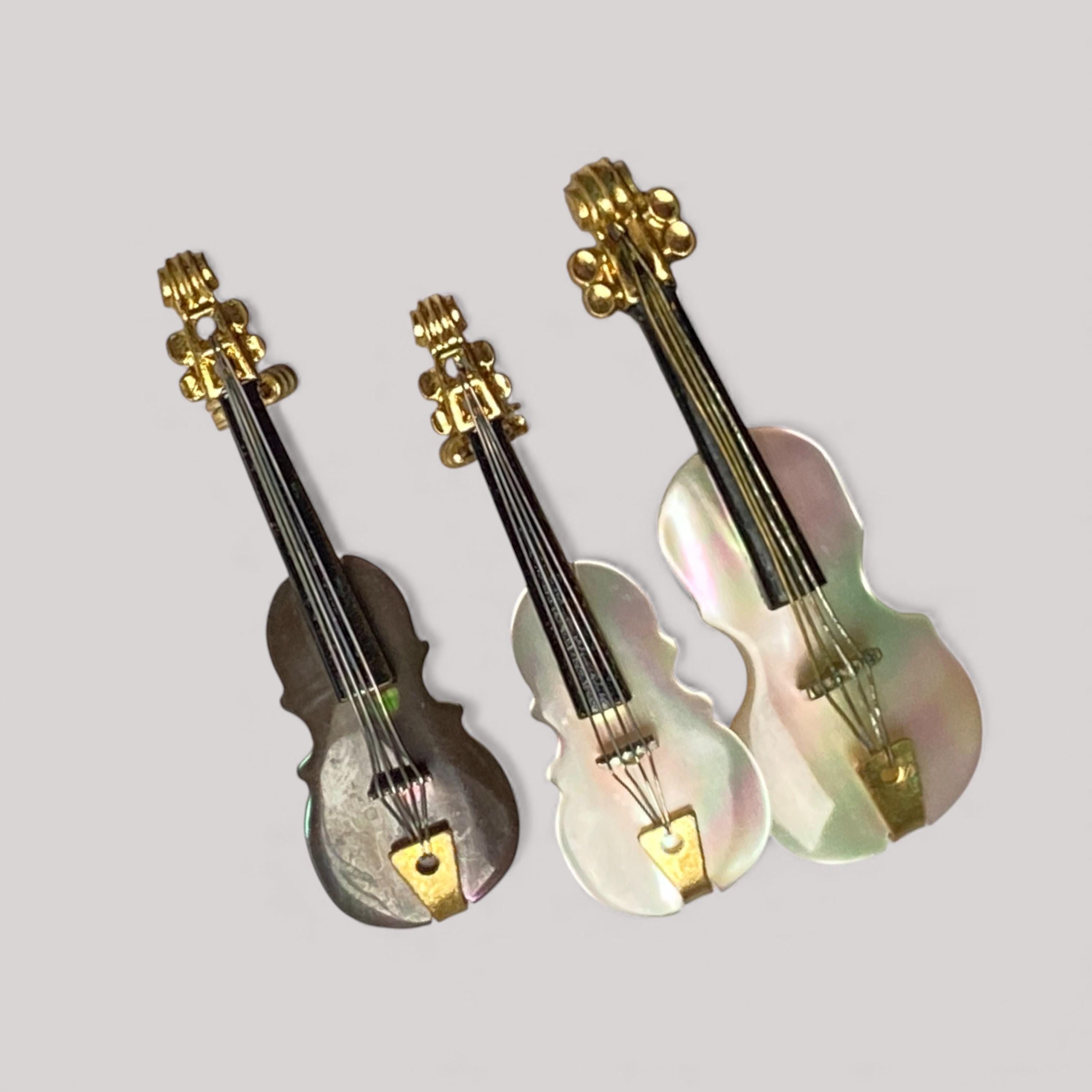 Broche violon en strass et cristal avec perle
