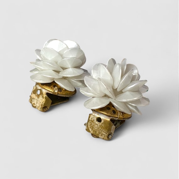 Boucles d'Oreilles Vintage à Clip, Fleur Blanche en Nacre ou Résine, Bijou Fantaisie Rétro