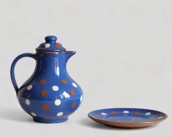 Cafetière théière bleue en céramique et soucoupe petits, pois rouges blancs