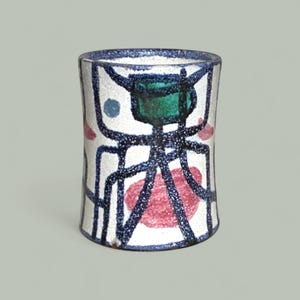 Könnte beinhalten: Eine zylindrische Keramikvase mit weißem, gesprenkeltem Hintergrund. Die Vase hat ein Design aus schwarzen Linien, einem grünen Quadrat, einem roten Kreis und blauen und rosa Punkten. Der Rand ist dunkelblau.