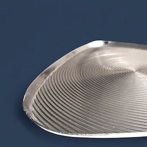 Vintage Aluminium silberfarbenes Dreieckstablett mit Spiraldesign, Mid-Century Modern Servier- oder Dekoteller aus Metall