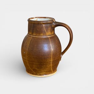 Brocca in ceramica marrone vintage fatta a mano, brocca per il latte rustica, decorazione da cucina, brocca per l'acqua in gres, regalo unico