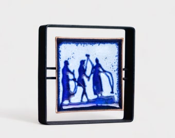 Image vintage carrée en cuivre émaillé blanc avec trois personnages bleus - cadre en métal noir - œuvre d'art unique et rare