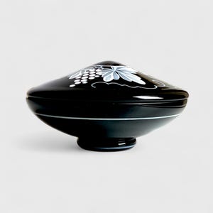 bonbonnière en verre noire peinte à la main. boite en verre de forme ronde avec couvercle peint de vignes et feuilles blanches