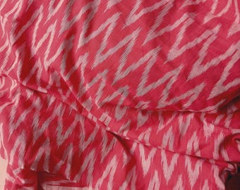Roze ikatstof met een wit gemêleerd zigzagpatroon, 100% katoen, handgeweven in India, per meter verkocht, #IKA007