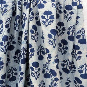 Tissu en coton doux à fleurs indigo sur fond blanc batik, imprimé Dabu (Inde), 100 % coton, indigo ethnique, vendu au mètre, réf. #IN022_FAB