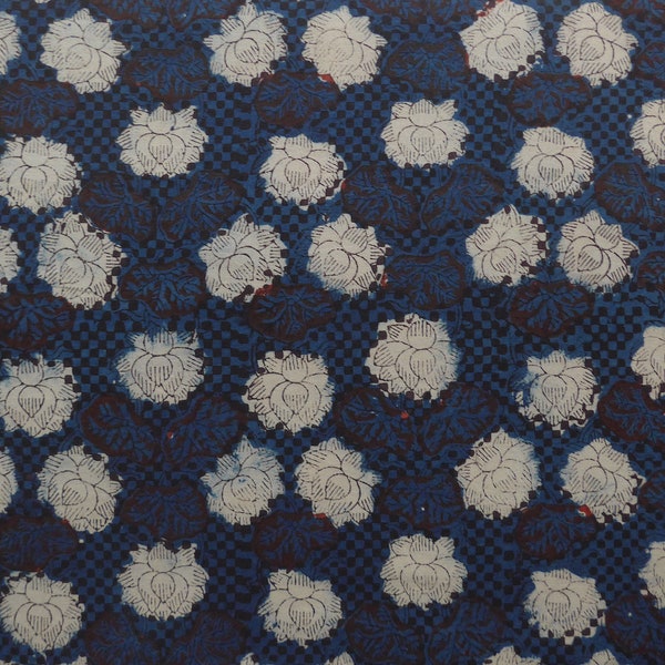 Stoff Weiße Lotusblüten Dunkelrotes Karomuster auf Indigoblau, Dabu Blockprint Stoff Indien, Mustermix Baumwollstoff indisch,Stoff Meterware