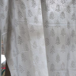 Weiss auf Cremeweiss Druck, Voilestoff mit zarten Booti Blättchen, Blockprint Indien, 100% Baumwolle,Streumuster, Meterware Stoff,#BP122_MAT