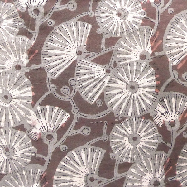 Baumwollstoff Fächerblüten in Grau Beige auf dunklem Braunrot, Dabu Blockprint Stoff Indien,handbedruckt Ethno, Meterware Stoff, Stoffstücke