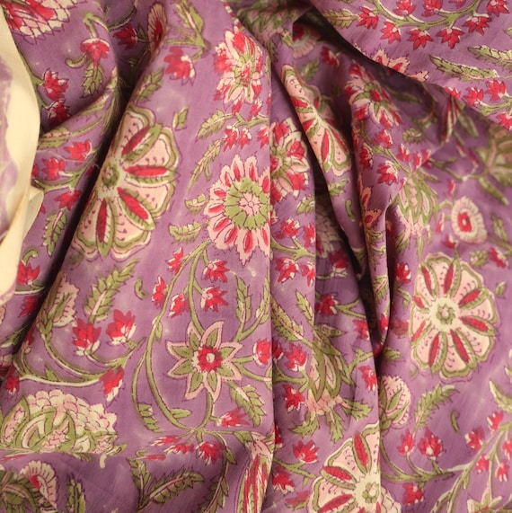 Stoff Blütendickicht Rot Rosa Beige Grün auf hellem AubergineBraun, Blockprint Indien,100% Baumwolle,Boho floral,Meterware Stoff, #BP123_ITO