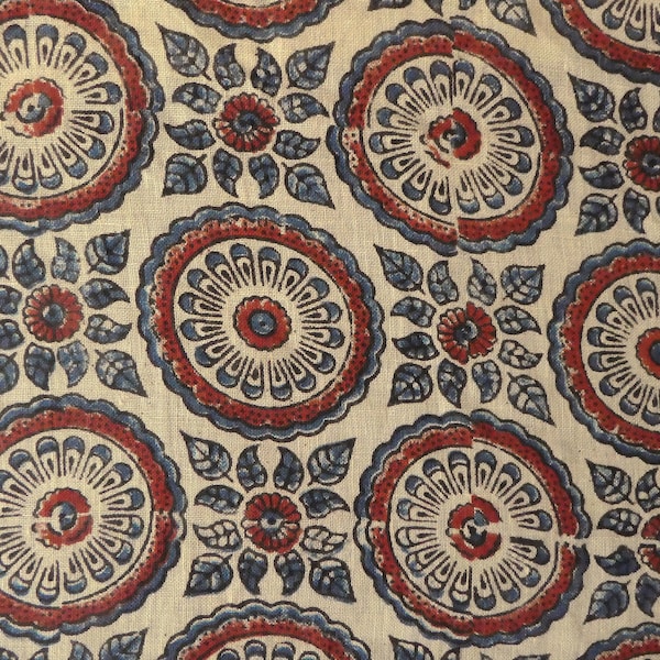 Gaze de lin fine en beige naturel avec des cercles et des fleurs en bleu et rouge, tissu de lin indien, impression de bloc Ajrakh Inde, boho ethno textile