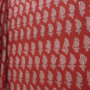 Stoff mit naturfarbenen Booties auf Rostbraun, indischer Baumwollstoff, Dabu Blockprint Indien, Ethno Boho Tribal, Meterware Stoff,#DB09_ITO