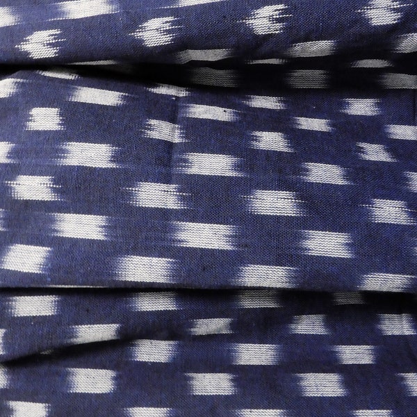 Blauwzwarte chambray ikat-stof met fijn gestippeld patroon in wit, Indiase katoenen stof, handgetouwen India, stof per meter, stofmonster