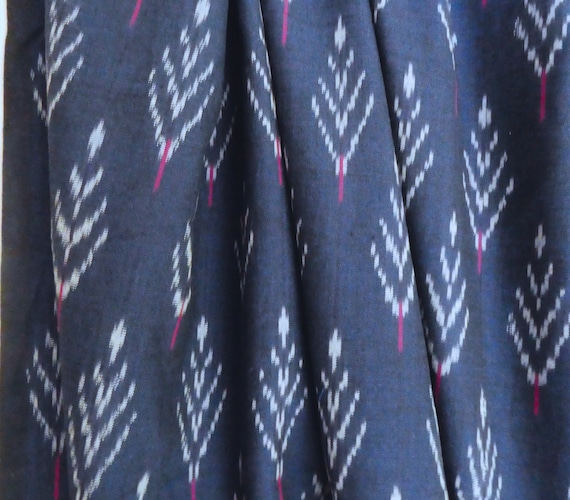 Blauschwarz Chambray Ikatstoff mit feingestricheltem Muster in Weiß und Rosa, 100% Baumwolle, Handloom Indien, Meterware Stoff,#IKA039_MAT