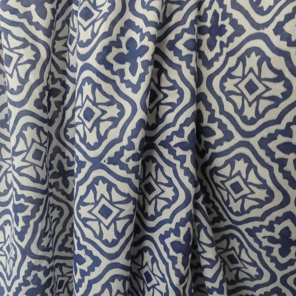 Weisser Voilestoff mit grossem Kachelmuster in Nachtblau, Blockprint Indien, indischer Baumwollstoff, Meterware Stoff, geometrisches Design