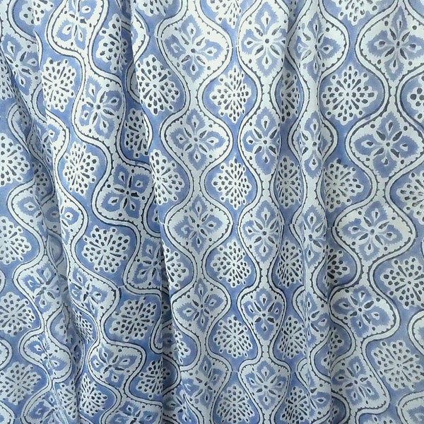 Weisser Voilestoff mit Rautenwellen in Hell- und Dunkelblau, Blockprint Indien, indischer Baumwollstoff, Meterware Stoff, geometrisch floral