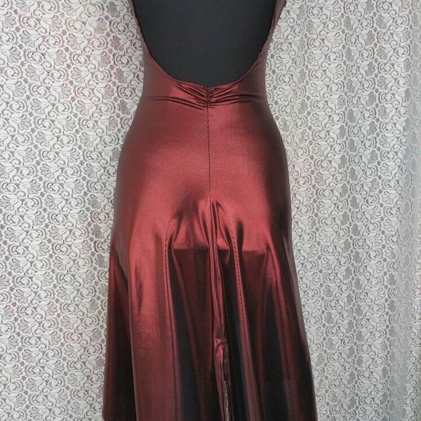 Robe tango métallisée bordeaux avec fentes sur le devant et dans le dos. Tissu brillant tendance le plus récent.