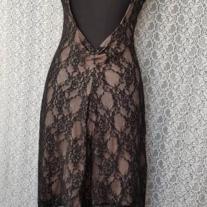 Vestido de tango de encaje con forro de color desnudo con abertura en la espalda y detalle ruched.