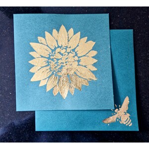 Op maat gemaakte handgemaakte verklaring bladgoud zonnebloem fles groene kaart met bijpassende bladgoud Bumble Bee envelop - geen bericht erin