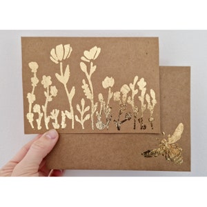 Cartão floral de flor selvagem de folha de ouro feito à mão sob medida com envelope de abelha bumble de folha de ouro correspondente-sem mensagem dentro