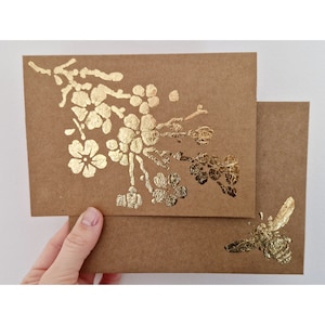Cartão floral feito à mão feito sob medida da flor de cerejeira da folha de ouro com envelope de abelha bumble da folha de ouro correspondente-sem mensagem dentro