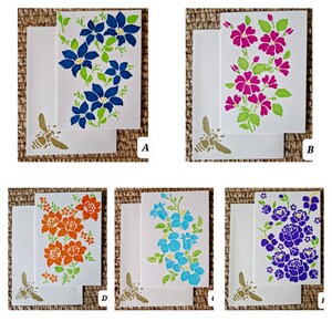 Cartão branco floral de flor silvestre brilhante feito à mão feito sob medida com envelope dourado correspondente de abelha bumble-sem mensagem dentro
