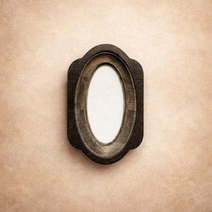 Puede incluir: Un marco de fotos de madera de color marrón oscuro con una abertura central lisa de forma ovalada y un borde exterior decorativo festoneado. El marco presenta una textura de veta de madera visible y un acabado profundo, rodeando un espacio blanco.